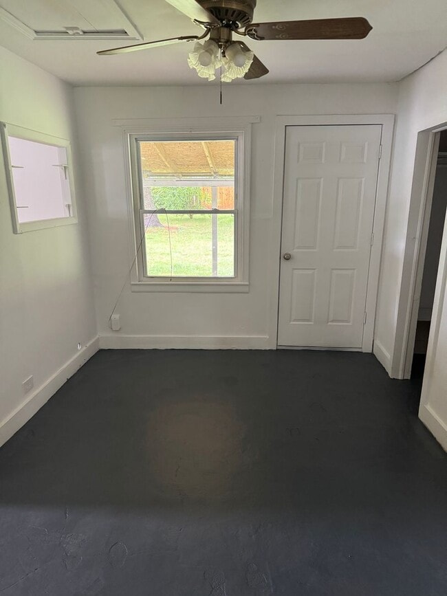 Building Photo - 2 bedroom | 1 bathroom home PLUS detached ...