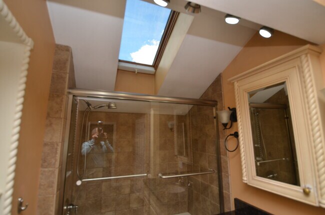 Building Photo - 146 Melrose St