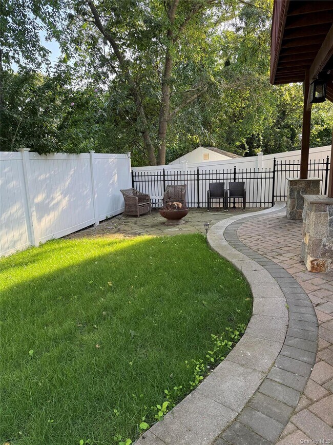 Building Photo - 30 Willow Rd