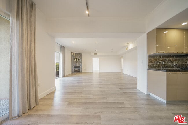 Building Photo - 970 S St Andrews Pl