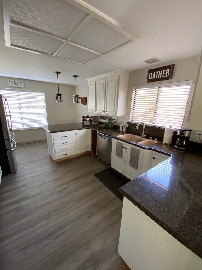 Building Photo - 433 Hazelnut Dr