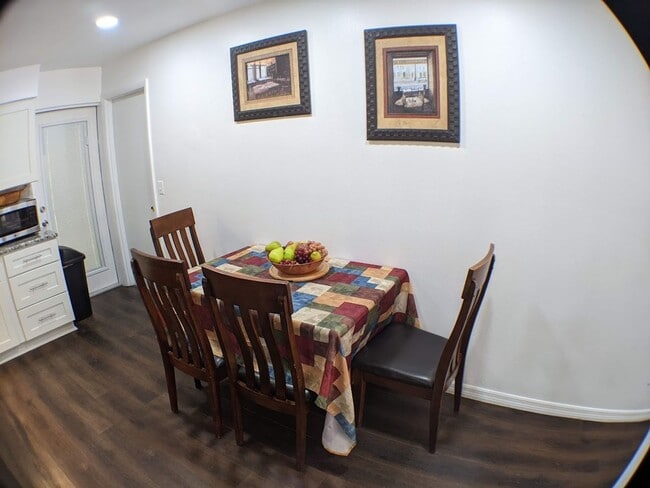 Building Photo - 2 Bed / 1 Bath Cozy Downtown Duplex Apartment