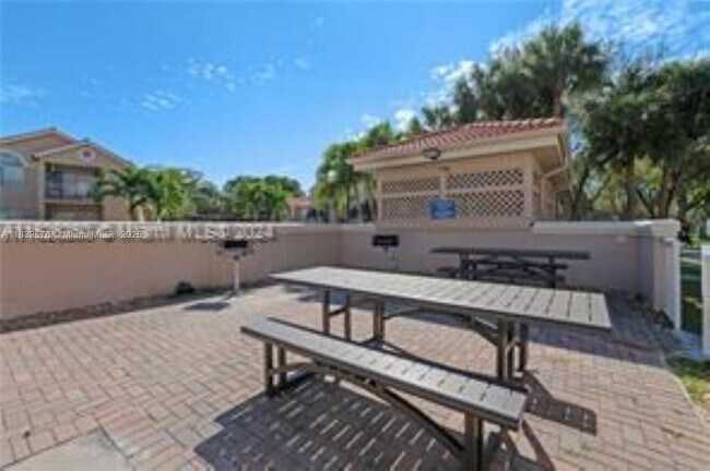 Building Photo - 10410 SW 157th Ct
