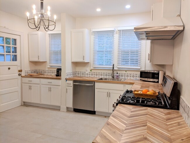 kitchen - 2640 W Saint James Pky