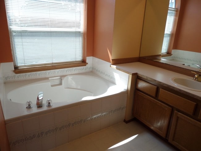 Building Photo - Fabulous 4 Bedroom Home with Gorgeous Fenc...