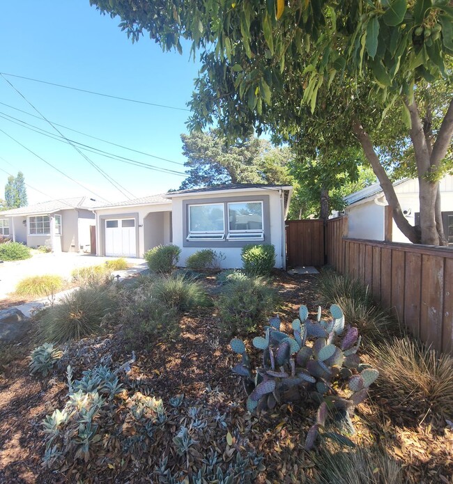 Building Photo - Beautiful, updated home close to Poly and ...