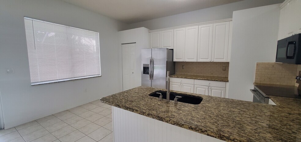 Building Photo - 420 SE 23rd Ln