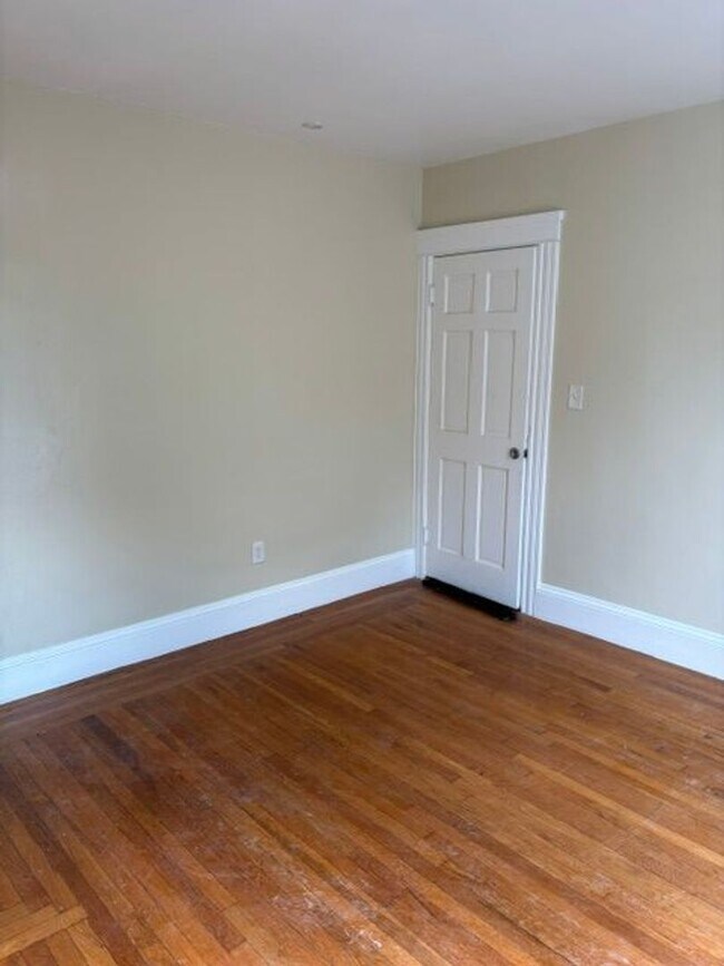 Building Photo - 121 Ledge St