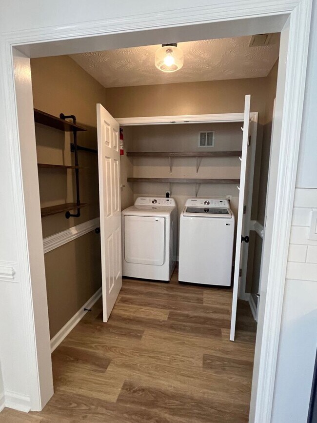 Building Photo - Avail NOW'n ROCK CREEK!