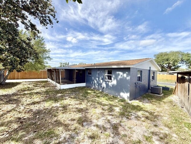 Building Photo - 1300 Classic Dr