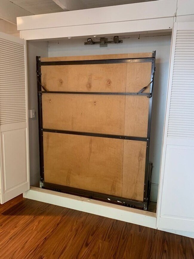 Building Photo - Waikiki Studio Unit - Electric, Water & Sewer included - Avail now!