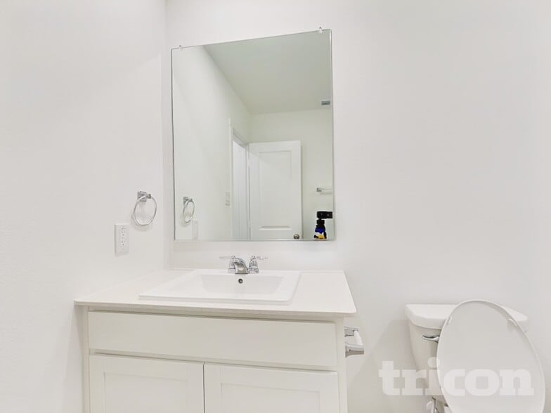 Building Photo - 1624 Parlier St