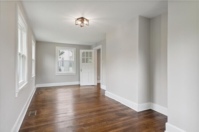 Building Photo - 4BR Historic Yorktown Home | Updated Kitchen & Baths | Near Yorktown Beach