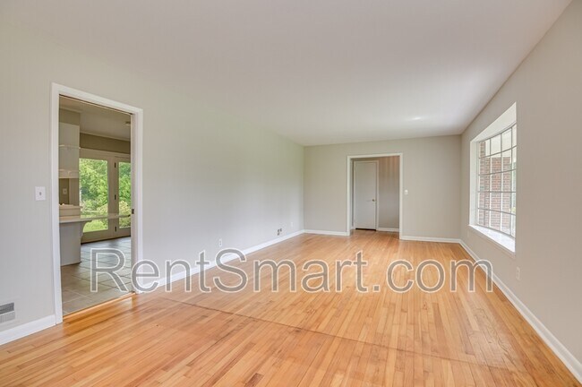 Building Photo - 202 Spring Dr