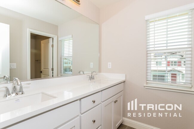 Building Photo - 2662 River Rd Ln