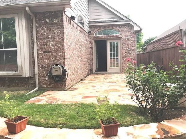 Building Photo - A charming 3-bedroom, 2-bath single-family home in Irving, Texas featuring spacious living areas,...