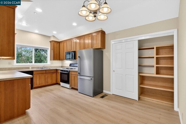 Building Photo - 261 Castle Hill Ranch Rd