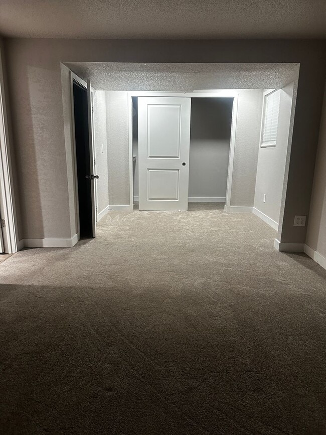 Building Photo - Stunning 3 bedroom AVAILABLE NOW!