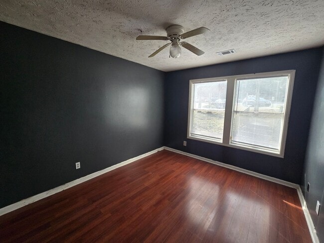 Building Photo - 950 Stewarts Creek Dr