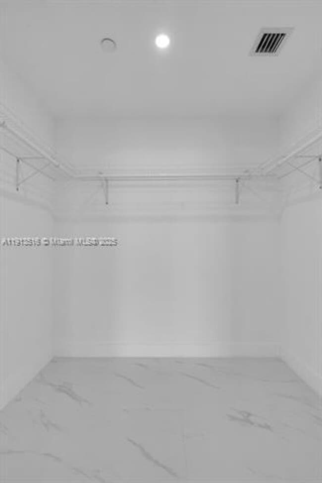 Building Photo - 700 NE 24th St