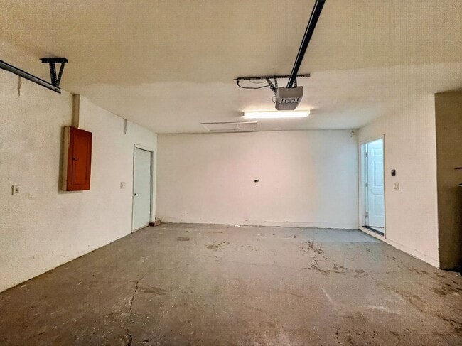 Building Photo - Annual rental offering privacy and space on 1.14 acres in Naples!