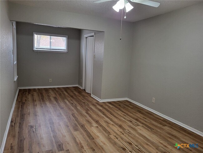 Building Photo - 1051 Country Club Dr