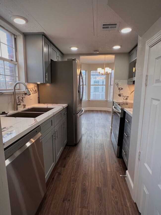 Building Photo - Updated 2 bed 2.5 bath steps away from Campus!