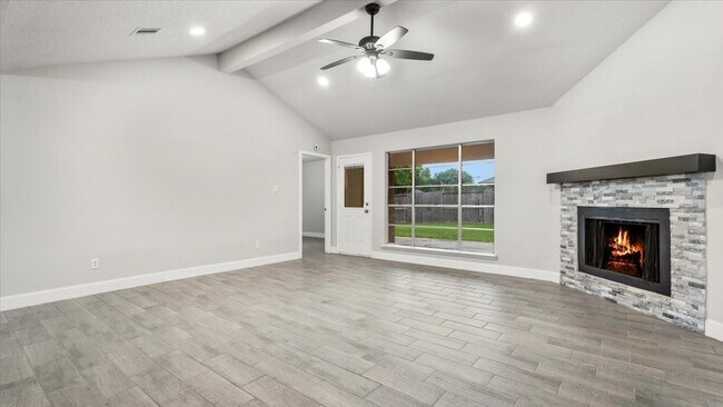 Building Photo - 10622 Highland Woods Dr