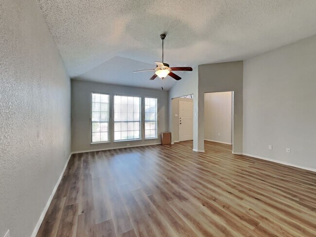 Building Photo - Charming 3BR Home for Rent in Hillside Heights, Dallas TX | Vaulted Ceilings | 2-Car Garage | Pet...
