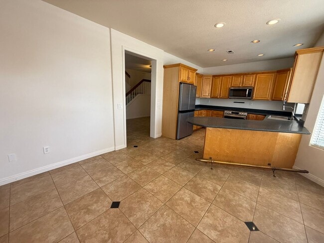 Building Photo - LOCATION LOCATION!! 4BR/3BA Townhome in De...