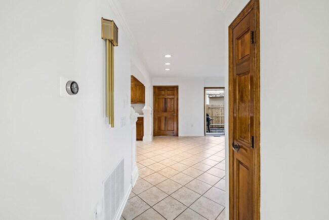 Foyer to kitchen / dinning room - 14 Plymouth Ave