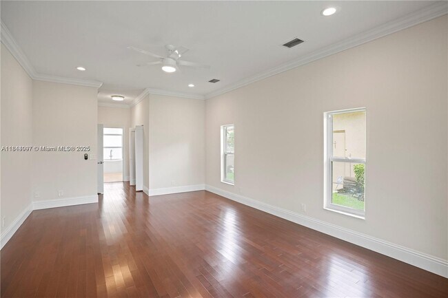 Building Photo - 720 Cypress Pointe Dr W