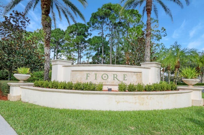 Building Photo - 2111 Myrtlewood Cir E