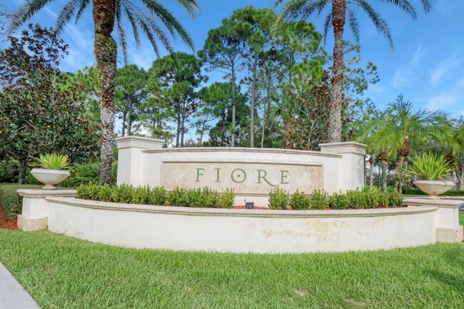 Building Photo - 3205 Myrtlewood Cir E