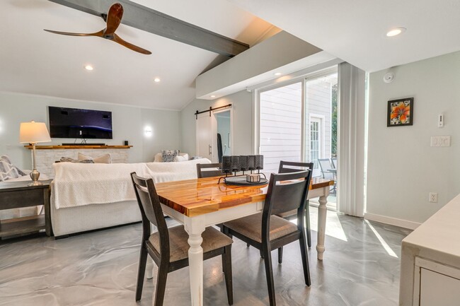 Building Photo - 372 Plum St