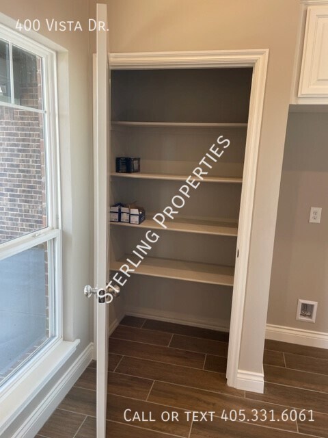 Building Photo - 400 Vista Dr