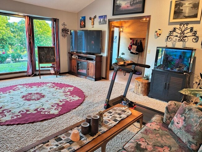 Building Photo - Spacious 4 bed, 2.5 bath with HEATED POOL ...