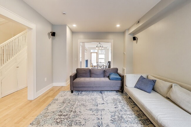 Building Photo - 646 Keefer Pl NW