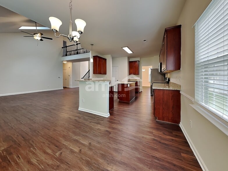 Building Photo - 4205 Lindsey Ln