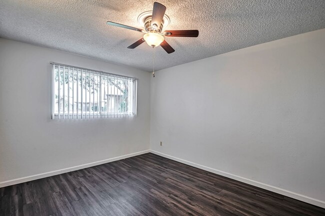 Building Photo - 6 Bedroom 3.5 Bath, Large Pool and Backyard