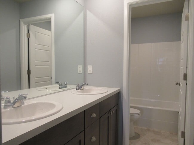 Building Photo - Large 5 bedroom, 2.75 bath home in Covington