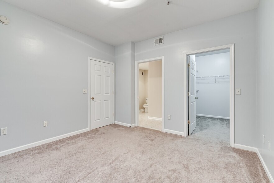 Building Photo - 2700 Pine Tree Rd NE