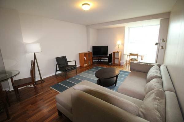 Building Photo - 555 4th St