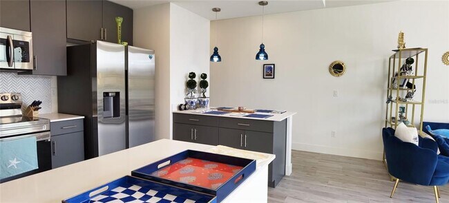 Building Photo - 1709 N Tamiami Trl