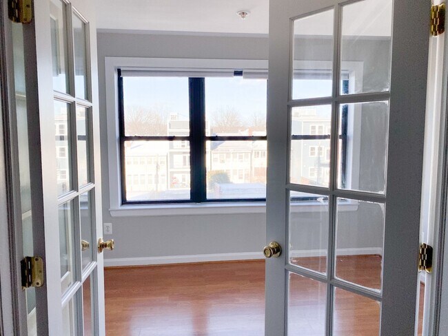 Building Photo - On 14th Street 2 Bedroom in Columbia Heights