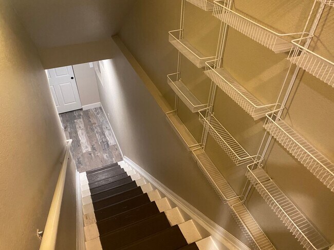 Building Photo - Charming, 3 story, 4 bed/3 bath on Corner Lot!