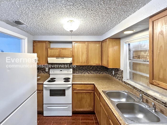 Building Photo - 13000 120th St N