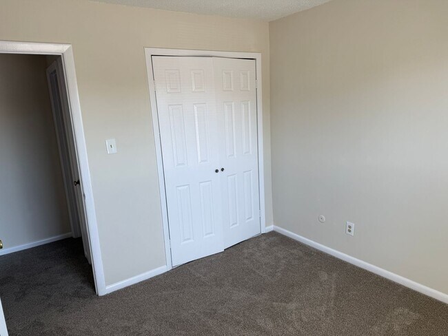 Building Photo - WINDSOR OAKS WEST - Three Bedroom Townhome