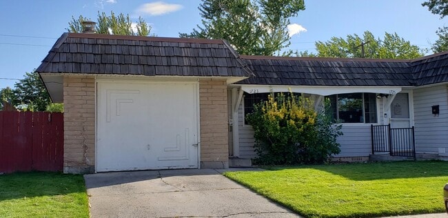 Building Photo - Affordable 3 Bedroom Duplex in Sparks!