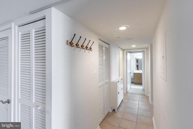 Building Photo - 1001 N Randolph St